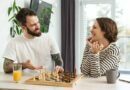 una coppia che gioca a scacchi