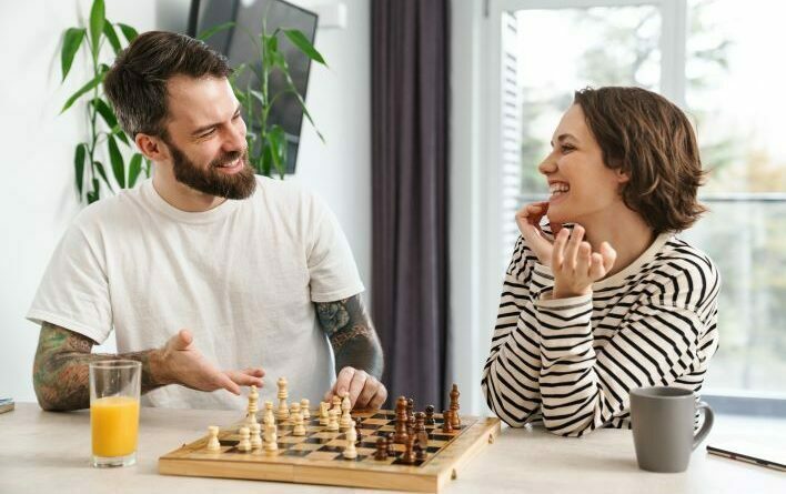 una coppia che gioca a scacchi